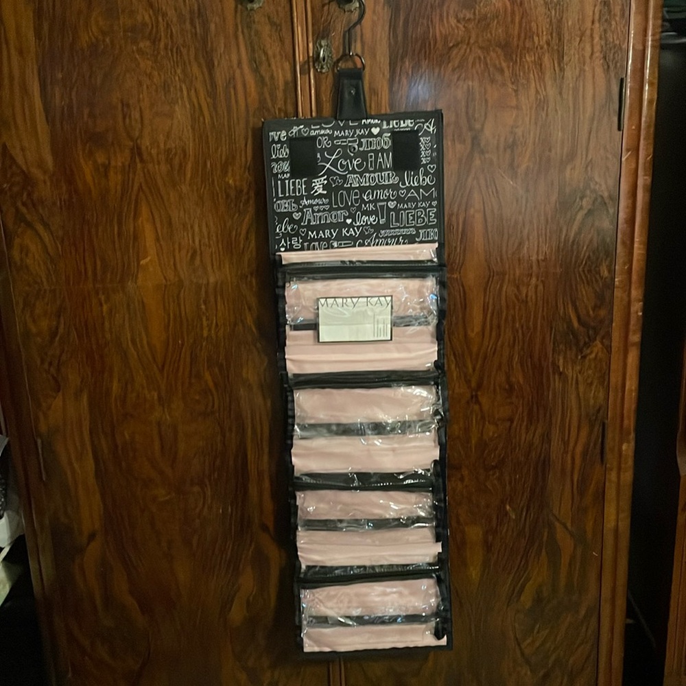Mary Kay Travel Roll Up Makeup Bag w/Hook & Handle. It can be hung up the hook.